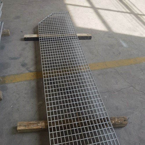 地鐵站臺(tái)鋼格板防滑處理：避免雨天事故！