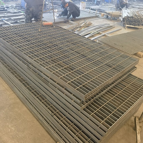 高空作業(yè)平臺專用鋼格板：安全承重設計全解析！