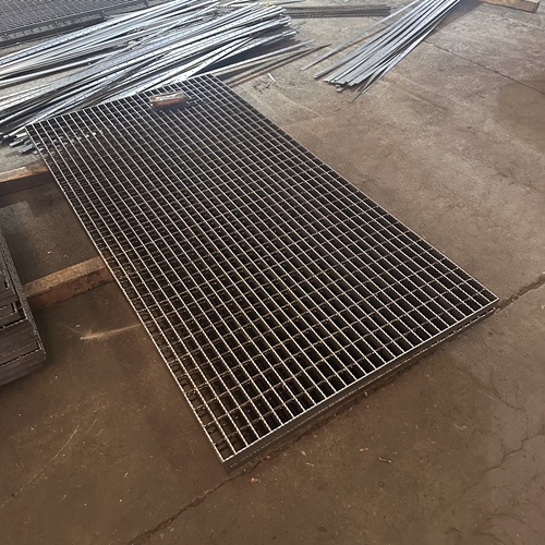 不銹鋼鋼格板vs熱鍍鋅鋼格板，該怎么選